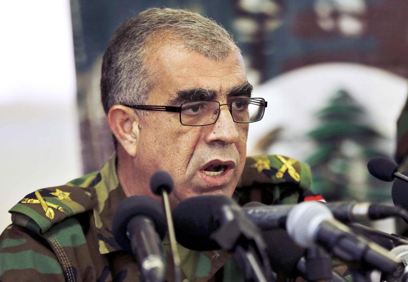 El brigadier general Ali Qanso, portavoz d elas fuerzas armadas libanesas, habla en una conferencia de prensa en el Ministerio de Defensa en Yarzeh.  (AP)