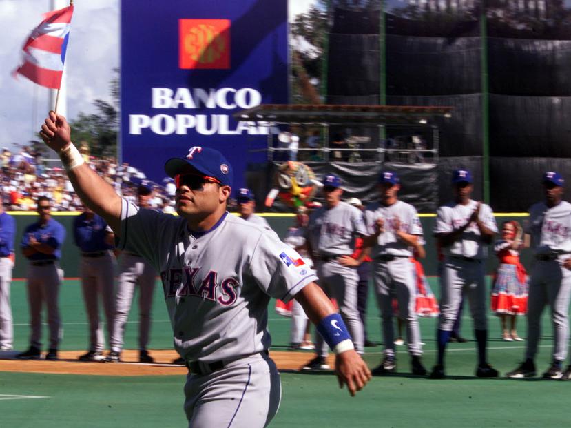 Un momento icónico de ese primer juego oficial de las Mayores en el Bithorn fue cuando el vegabajeño Iván Rodríguez salió al terreno con la bandera de Puerto Rico durante la presentación de los jugadores de los Rangers.