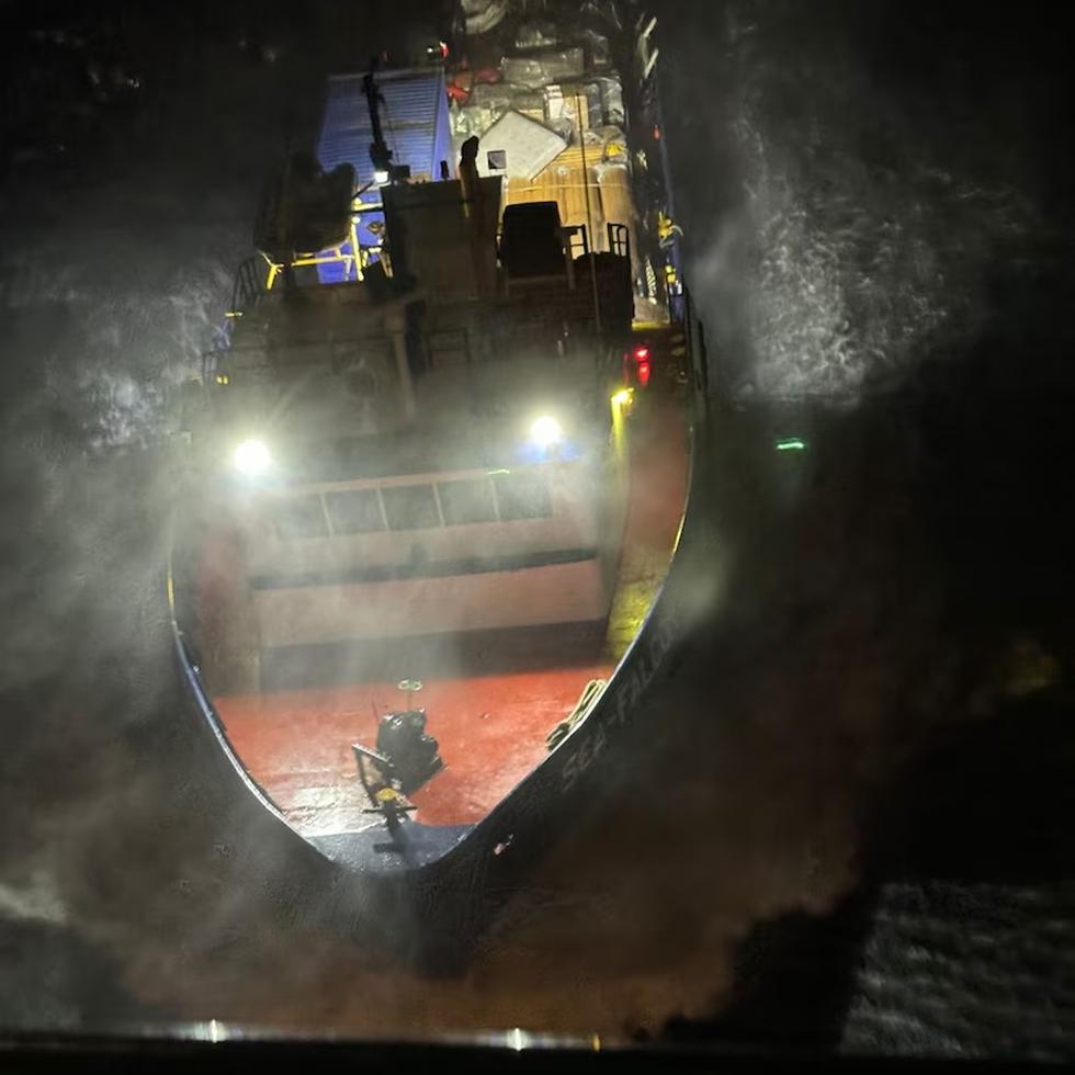 El barco de carga Sea Falcon, con bandera de Vanuatu, fue rescatado por un helicóptero de la Guardia Costera a 22 millas náuticas del sur de Puerto Rico