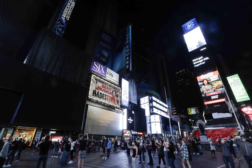 Times Square a oscuras durante la manifestación. (AP)