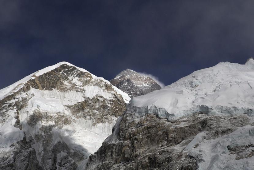 En lo que va de año, seis escaladores han fallecido intentando subir a la cumbre de la montaña más alta del mundo, el Everest. (AP)
