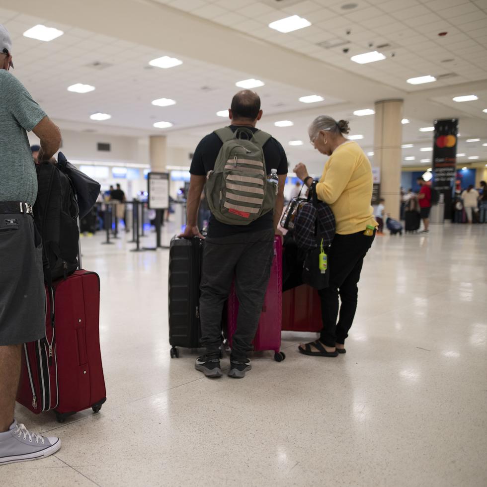 26 de diciembre de 2022. Carolina, PR. Movimiento de pasajeros en el aeropuerto internacional Luis Muñoz Marín, donde 16 vuelos han sido cancelados por el impacto de una tormenta invernal en los Estados Unidos. FOTO POR: Carlos Giusti/GFR Media