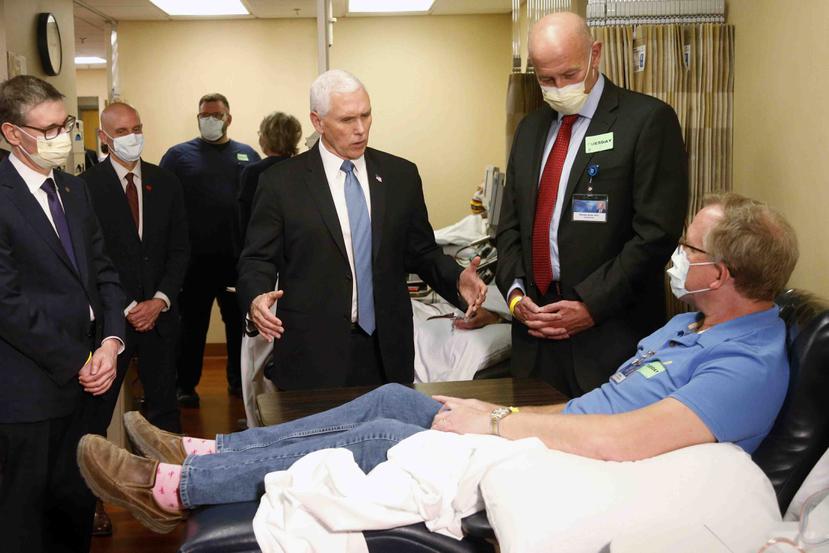 Mike Pence conversa con un paciente de coronavirus en la Mayo Clinic en Minnesota. (AP)