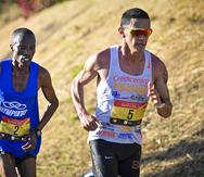 Alexander Torres, a la derecha, recorrió el Medio Maratón San Blas, de Coamo, con tiempo de una hora, tres minutos y 58 segundos (1:03.58).