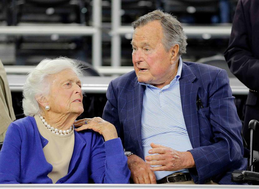 Barbara junto a su esposo, el ex presidente George H. W. Bush, en un evento en Houston el 29 de marzo del 2015. (AP)