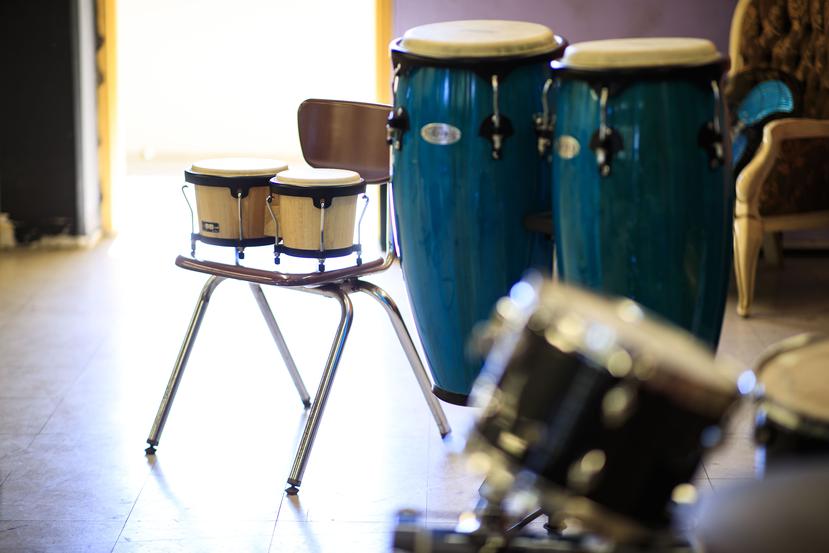 Among the new instruments received at this Fajardo school by Revive la Música included a set of congas, two guitars, a clarinet, a trombone, a flute and a trumpet, among others.