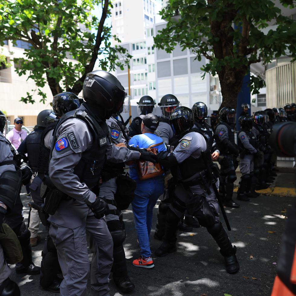Momento en que Eva Ayala fue arrestada por oficiales de la Policía en la Milla de Oro en Hato Rey.