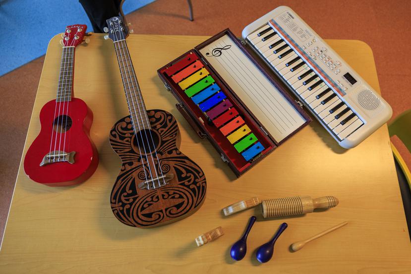 La joven utiliza múltiples instrumentos para ofrecer tratamientos musicales en una unidad pediátrica.