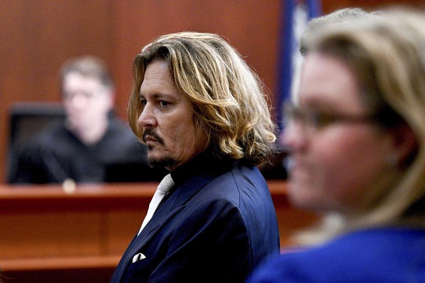 El actor Johnny Depp escucha atentamente los argumentos del abogado de su ex esposa Amber Heard en la corte de Fairfax County, en Virginia.