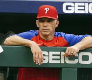El dirigente Joe Girardi observa desde el dugout durante un partido de los Phillies ante los Braves de Atlanta el pasado mes.