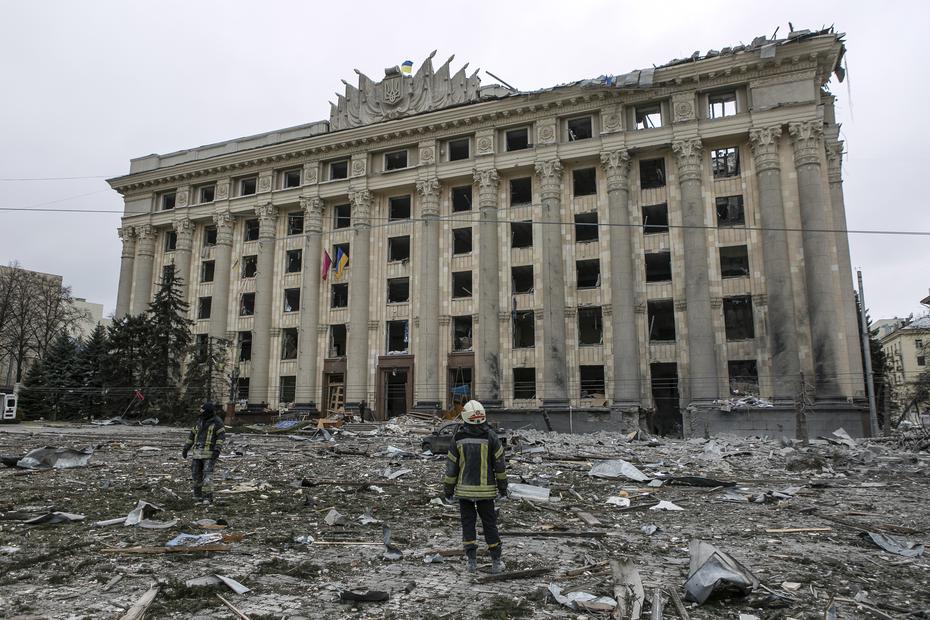 Los videos publicados en internet mostraron explosiones en un edificio administrativo de la era soviética y en zonas residenciales. Una sala de maternidad se trasladó a un refugio en medio de los ataques.
