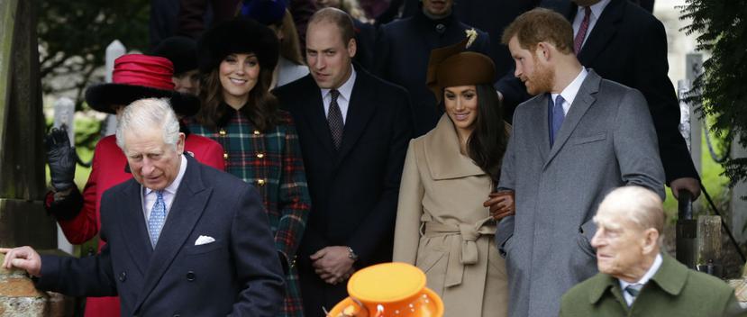 Meghan Markle y el príncipe Harry se unieron a la familia real en el oficio religioso de Navidad. (Foto: AP)