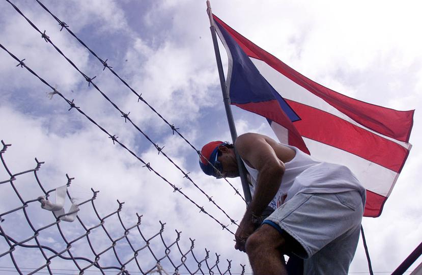 La desobediencia civil en Vieques se caracterizó por los campamentos en terrenos restringidos de la Marina. (GFR Media)