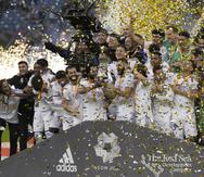 Los jugadores del Real Madrid celebran la conquista del título de la Supercopa de España tras vencer 2-0 al Athletic Bilbao en la final jugada en Riad, Arabia Saudí.