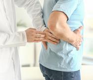 El dolor se produce por el paso de la piedra por el uréter (el conducto que lleva la orina del riñón a la vejiga).