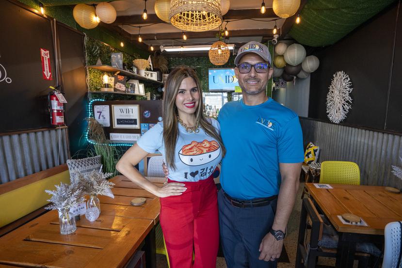 Yolibeth Tavares Rosa y José Planadeball, propietarios del restaurante Unidos Korean BBQ & Ramen, en Guaynabo.