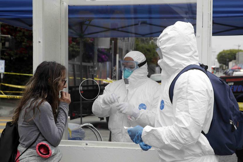 Una mujer se realiza la prueba de coronavirus en Los Ángeles, California. (AP)
