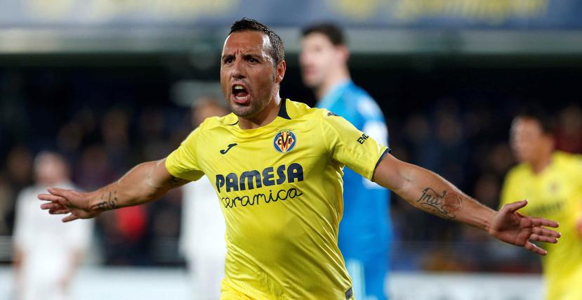El centrocampista del Villarreal Santiago Cazorla celebra su segundo gol, y segundo del equipo ante el Real Madrid. (AP)