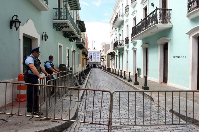 Dos agentes de la Policía vigilan la entrada a La Fortaleza. (GFR Media)