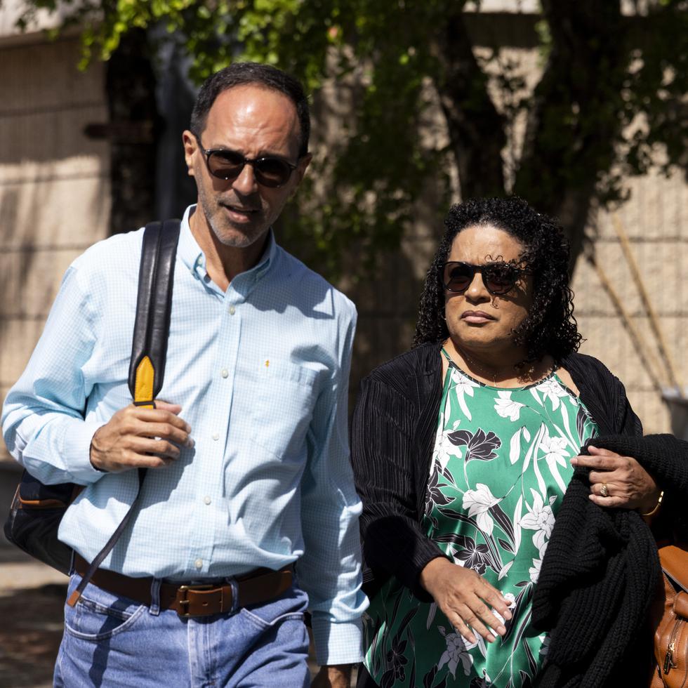 La vista de sentencia de Orlando Montes Rivera (izq) y María Milagros "Tata" Charbonier (der) está pautada para este viernes, en el Tribunal Federal en Hato Rey.