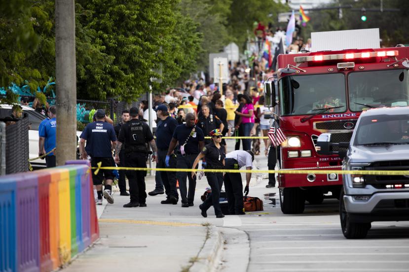 Policías y bomberos atienden a las víctimas después de que un carro embistió a una multitud durante el Desfile Gay y Festival Callejero de Stonewall, en Florida.