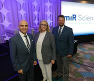 De izquierda a derecha, Sam Salman, CEO miR Scientific; Mindy Figueroa, gerente regional para Puerto Rico; y Jorge Galva, director de ASES.