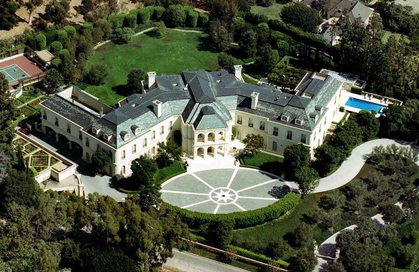En esta foto de septiembre de 1993, la mansión de Aaron Spelling en el área de Holmby Hills, en Los Ángeles. La enorme residencia construida en 1991 se vendió el martes 2 de julio del 2019 por $119.75 millones. (AP/Mark J. Terrill)