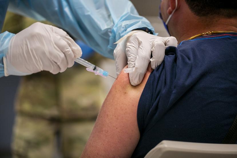 Vacunan contra el COVID-19 a una persona en el aeropuerto internacional Luis Muñoz Marín.
