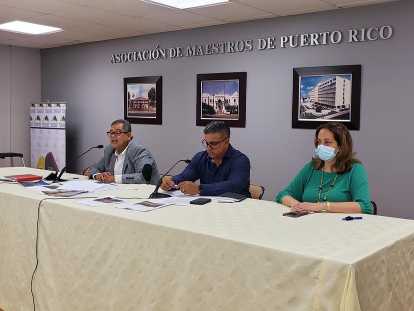 El presidente de la Asociación de Maestros, Víctor Bonilla Sánchez (a la izquierda), lamentó que hay escuelas en el sur que no podrán ofrecer clases presenciales, los cinco días a la semana, a todos sus estudiantes.