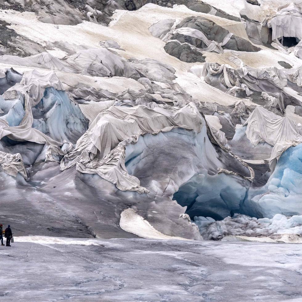 En esta imagen de archivo, dos miembros de un equipo del Instituto Federal de Tecnología de Suiza, llegan al glaciar Rhone, cerca de Goms, Suiza, el 16 de junio de 2023.