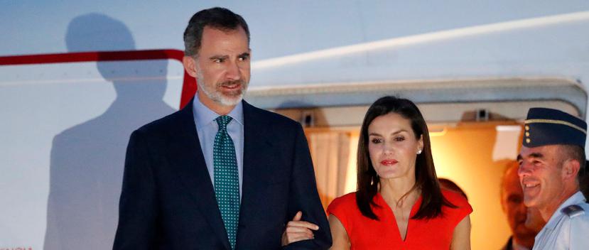 Los reyes de España, Felipe y Letizia, llegan al aeropuerto internacional de Nueva Orleans. (AP)