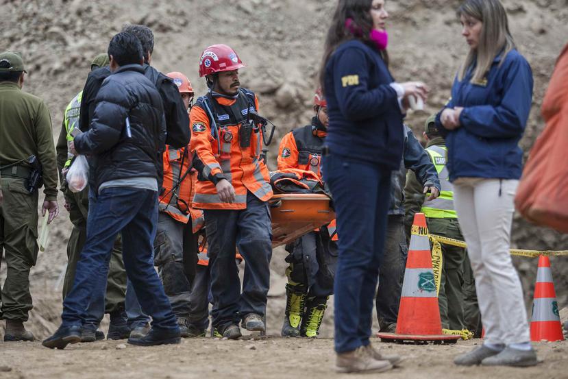 En esta imagen difundida por la Intendencia de Antofagasta, rescatistas transportan el cuerpo de un trabajador de la mina San José en Tocopilla, Chile, el sábado 15 de junio de 2019. (Ricardo Rodriguez/Intendencia de Antofagasta via AP)