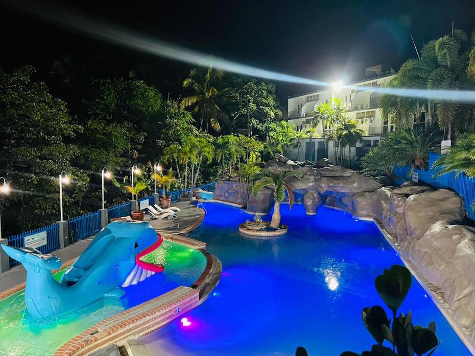 Las cuatro piscinas complementan la oferta de entretenimiento para los huéspedes. 
