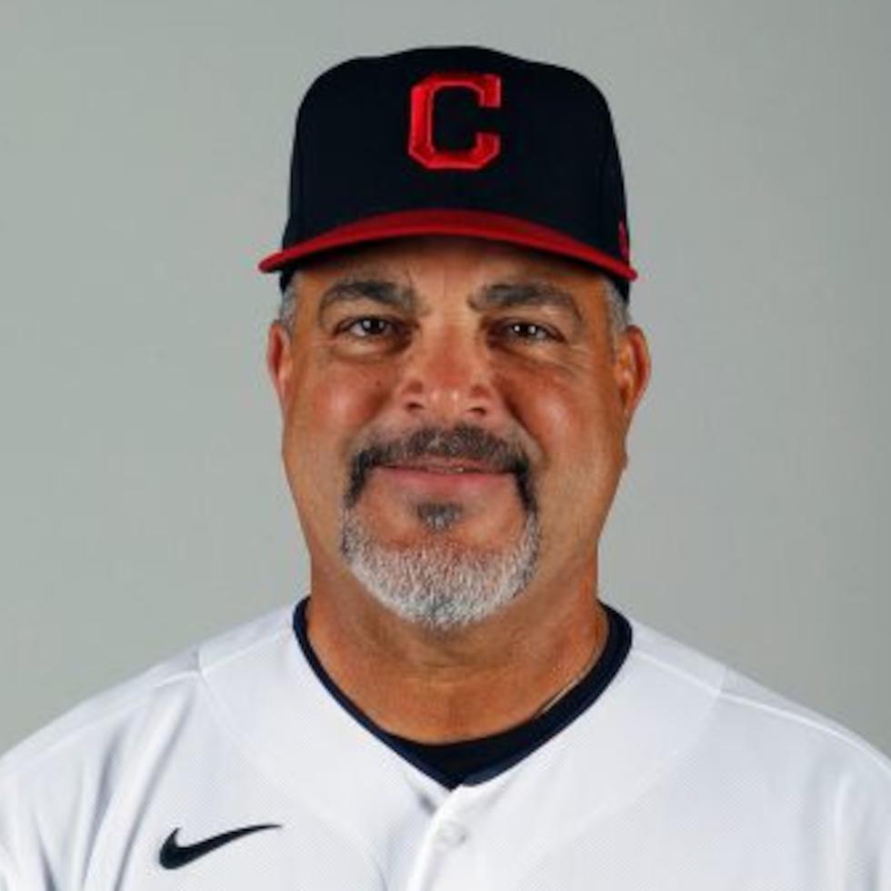 Víctor Rodríguez como coach de los antiguos Indians de Cleveland, hoy rebautizados como los Guardians.