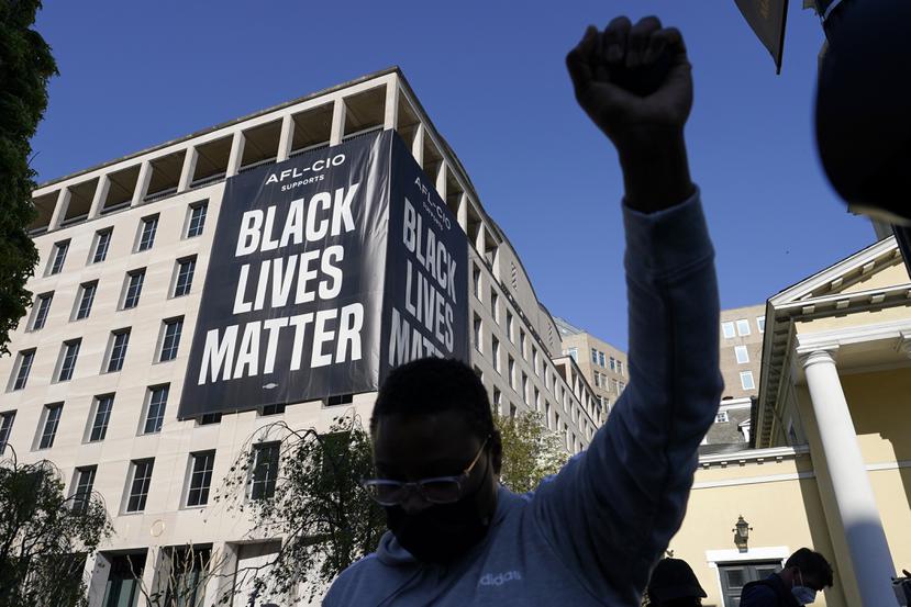 Una persona reacciona el martes 20 de abril de 2021 en Washington, en Black Lives Matter Plaza, cerca de la Casa Blanca, luego de que se anunciara el veredicto contra Chauvin.