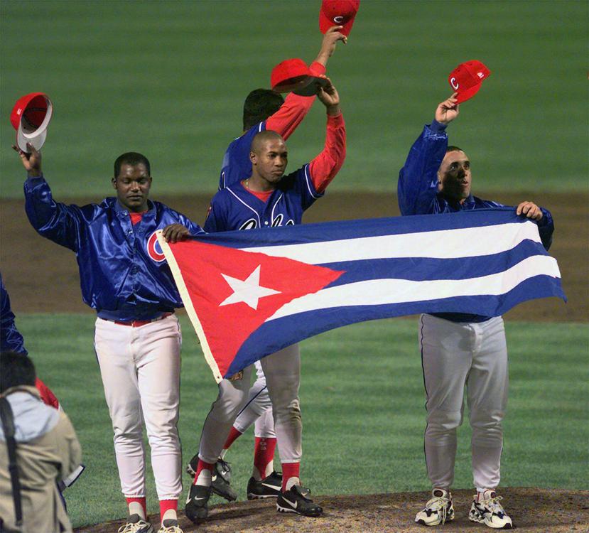 Exintegrantes de la selección de Cuba luego del partido contra los Orioles en Baltimore en 1999. (AP)