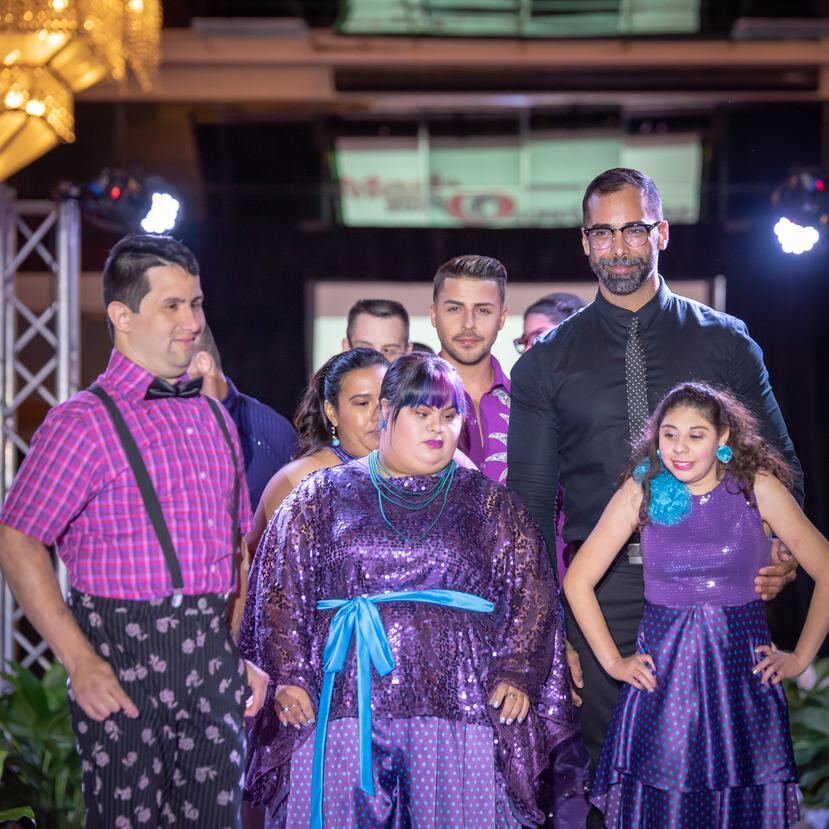 El diseñador Juan Colón,  acompañado de un grupo de integrantes de la Fundación Mi Gran Sueño, durante su participación en la pasada edición de Moda sin obstáculos". (Foto: Suministrada)