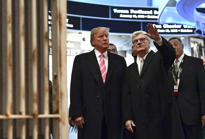 La visita de Trump al museo no estuvo exenta de manifestaciones en su contra, (AP)