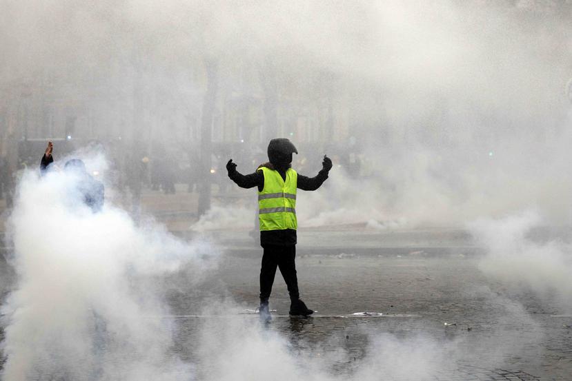 Un manifestante chaleco amarillo provoca a la policía. (AP)