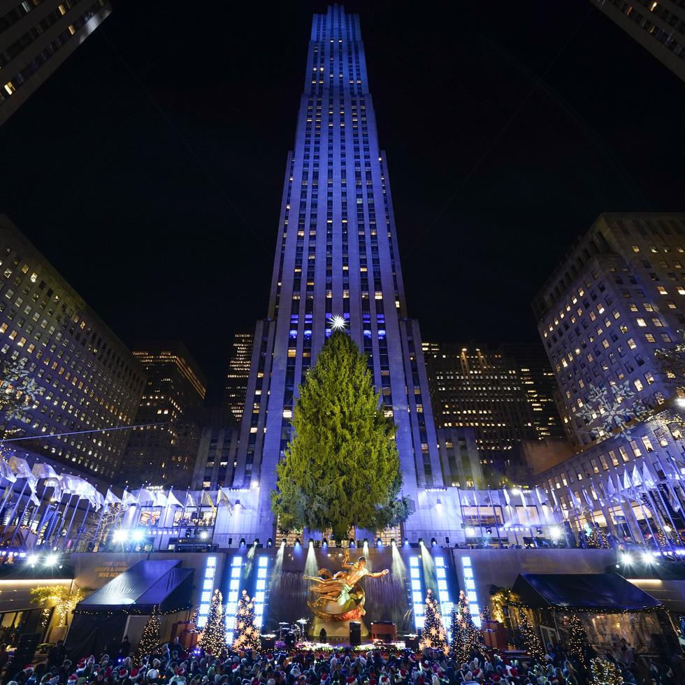 Una multitud se reunió en la noche del miércoles para participar del emblemático encendido del árbol de Navidad del Rockefeller Center en Nueva York.