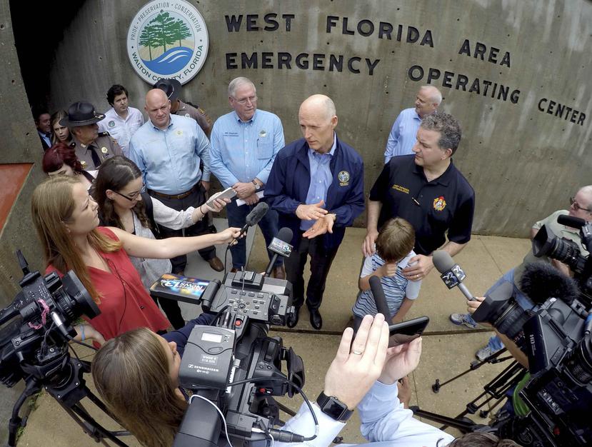 Rick Scott, gobernador de Florida habla con los medios sobre la depresión Alberto. (AP)