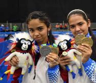 Las hermanas Melanie (izq.) y Adriana Díaz sostienen varias de las medallas que ganaron en el tenis de mesa de los Juegos de Barranquilla. Adriana fue la máxima ganadora dorada de la delegación con cuatro medallas de oro.