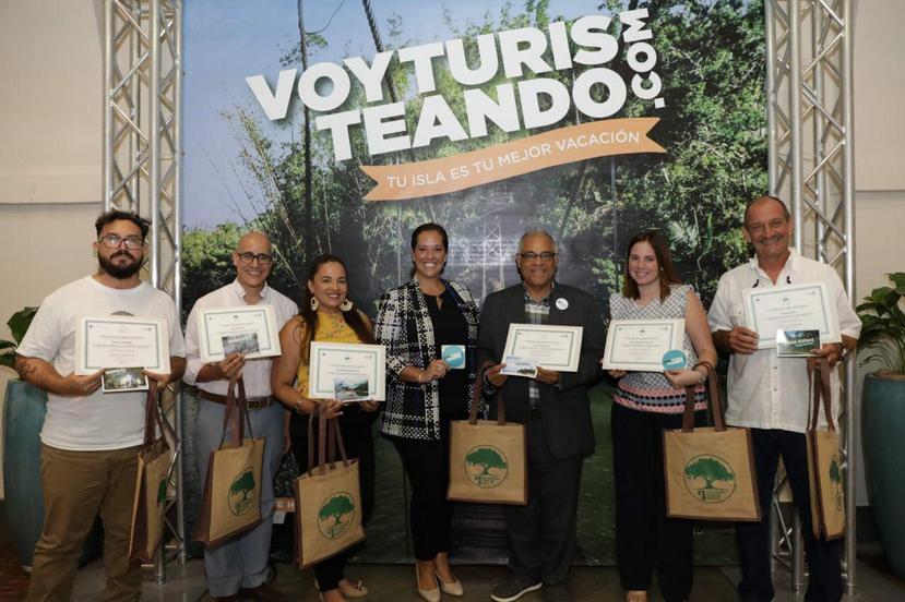 Al centro, Carla Campos, directora ejecutiva de la Compañía de Turismo, junto a los empresarios certificados. (Suministrada)