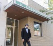 Ramon Torres, director de la Inter Philadelphia Education Center, posa frente a la entrada de la sede de la institución.