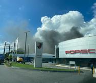 Imagen del incendio que se reportó en el concesionario de Porsche, ubicado en el sector Bechara de la ciudad capital, el martes, 28 de noviembre de 2023.