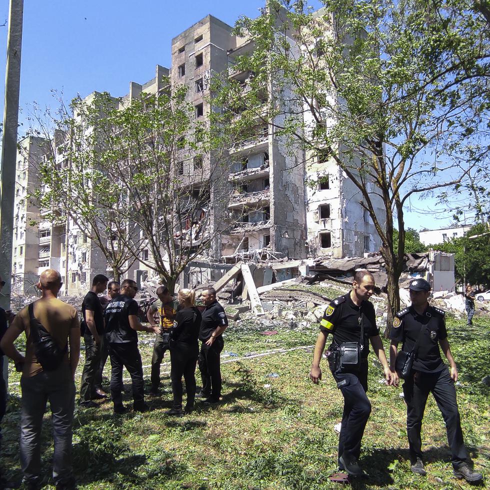 La oficina del presidente ucraniano Volodymyr Zelensky dijo que aviones de guerra dispararon tres misiles que impactaron un edificio de apartamentos y un campamento.