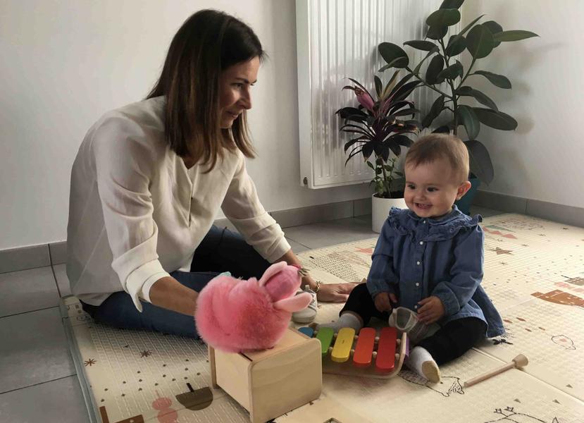 Sandrine Rudnicki, madre soltera de 38 años, juega con su hija Emilia concebida por fertilización in vitro. (AP)
