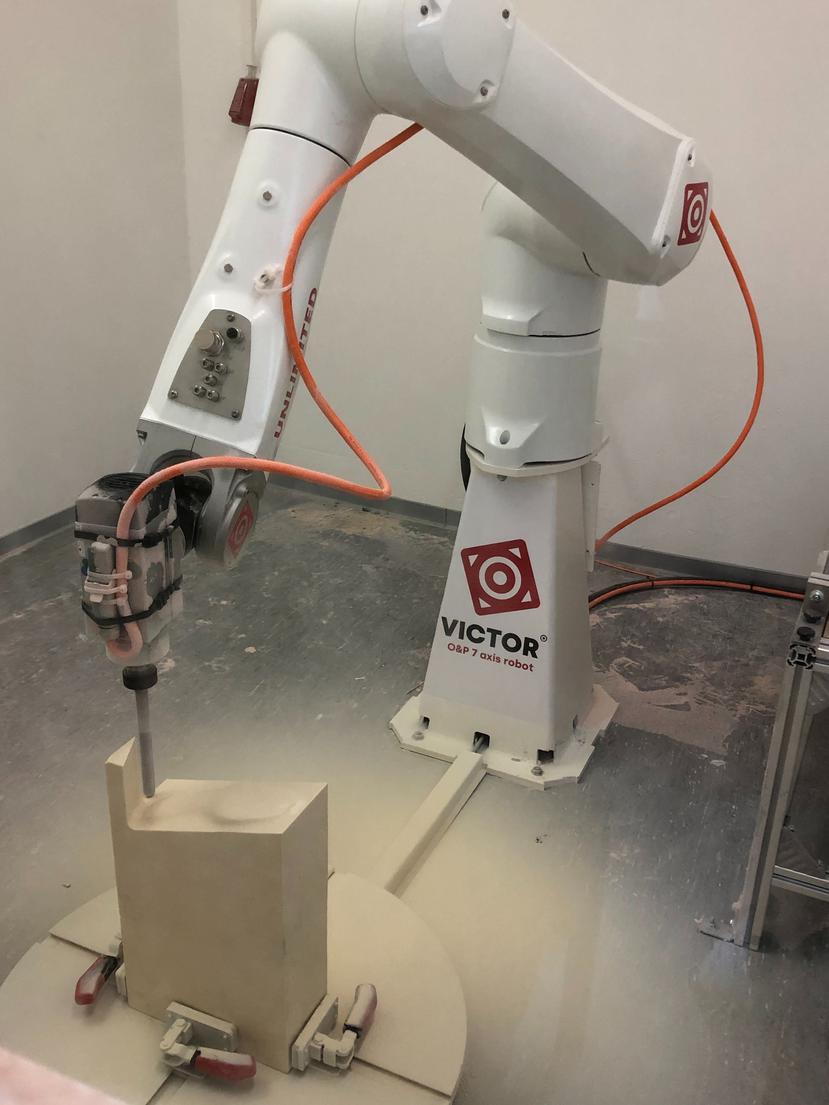 El robot VICTOR, contiene la tecnología Carve & Cut, que permite producir las piezas de prótesis al momento.