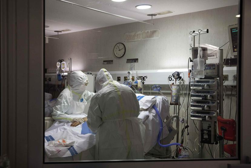 Al menos seis de las 17 regiones de España se encuentran en el límite de camas en las unidades de cuidados intensivos de sus hospitales y tres más están cerca del límite. (AP)