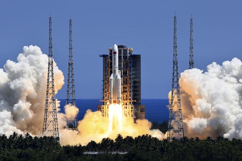 El cohete chino Larga Marcha 5B Y3 lleva la cápsula de laboratorio Wentian al despegar de la plataforma en Wenchang, en la provincia Hainan, China, el 24 de julio de 2022. Foto de la agencia de noticias Xinhua.